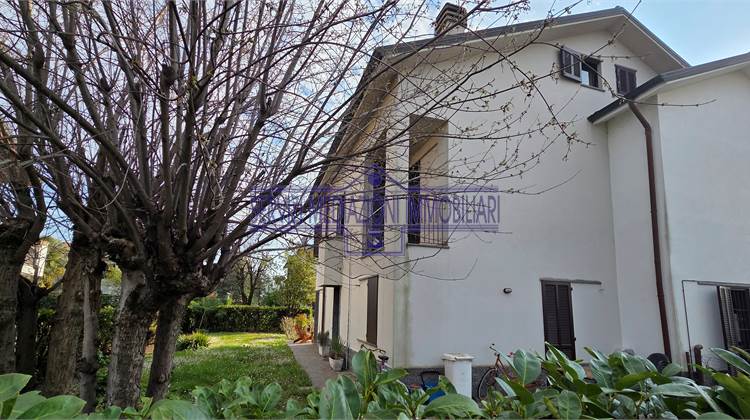 Porzione di Villa Angolare di 5 Locali con 2 Box